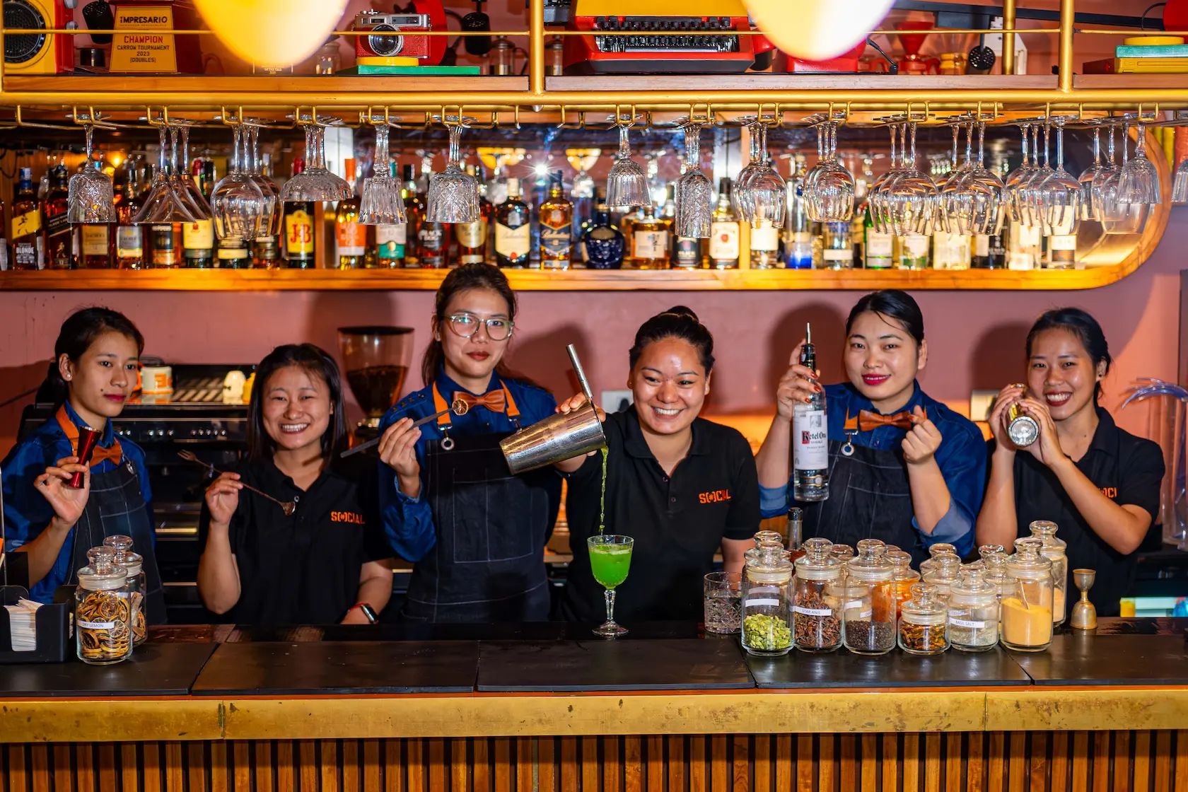 slide_Women bartenders-7